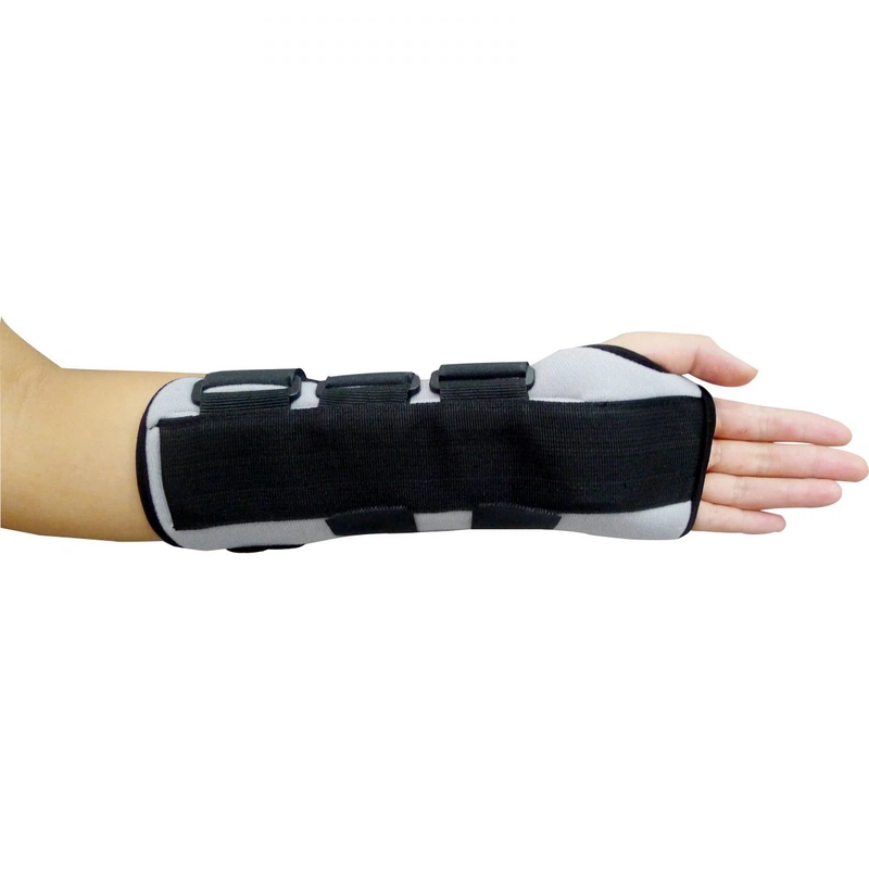 Người bệnh có thể sử dụng nẹp để giữ cổ tay bị chấn thương ở vị trí ban đầu