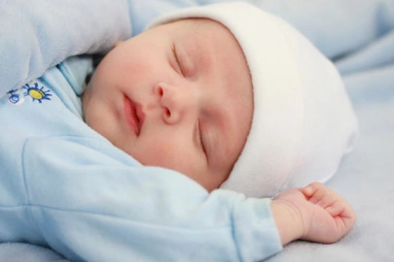 Hiểu đúng tình trạng trẻ sơ sinh thở khò khè khi ngủ