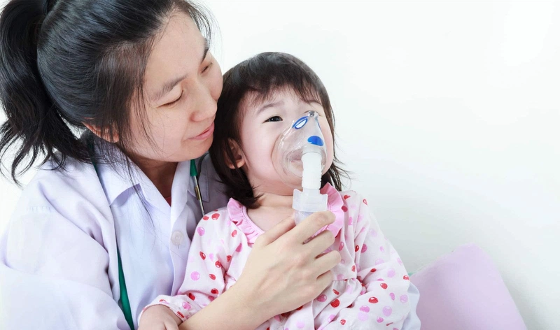 Hiểu đúng tình trạng trẻ sơ sinh thở khò khè khi ngủ