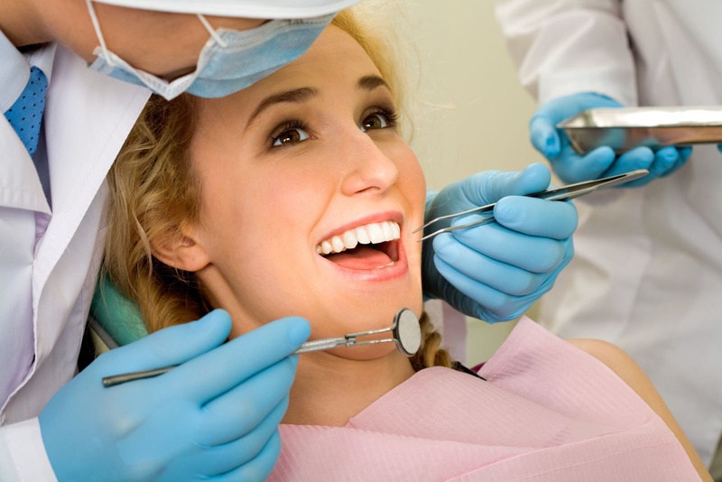 Khám sơ bộ trước khi tẩy răng bằng máng