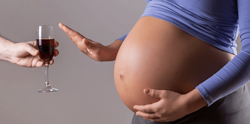 Mẹ bầu không nên uống rượu trong suốt thai kỳ