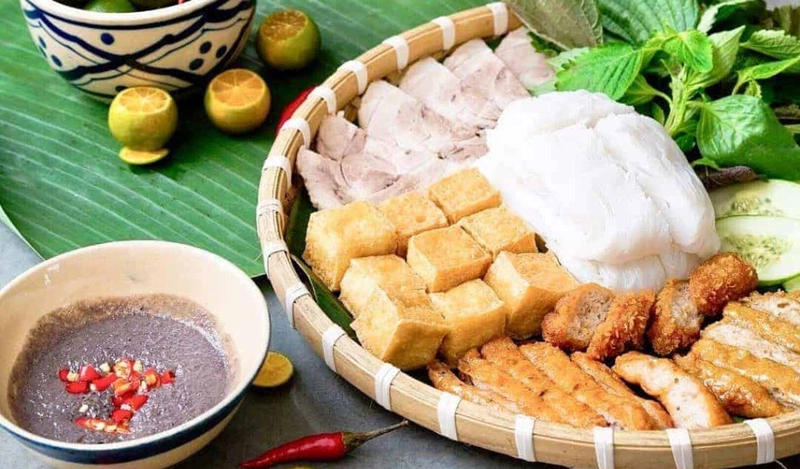 Xăm môi ăn bún đậu mắm tôm được không? 