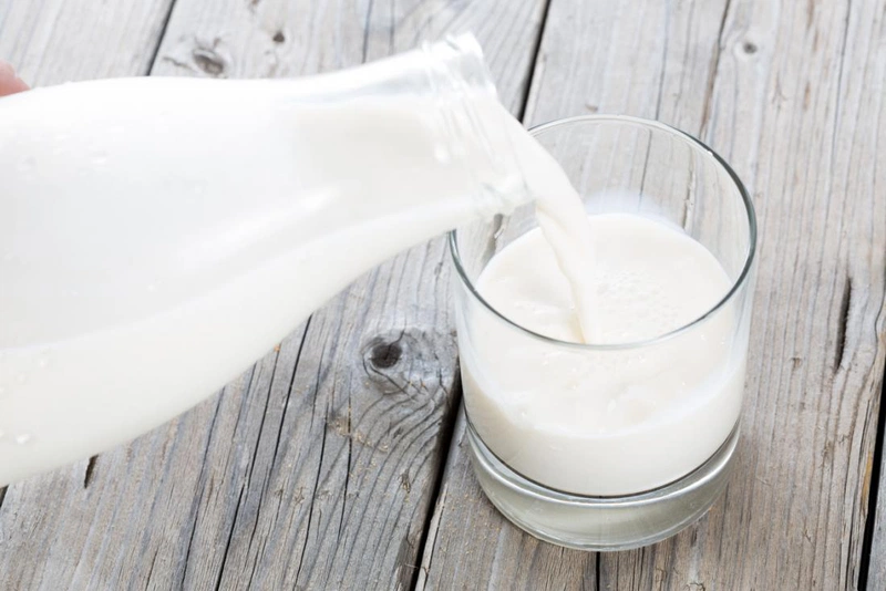 Sữa tươi có chứa nhiều vitamin không chỉ tốt cho sức khỏe mà còn hỗ trợ làm trắng da tự nhiên