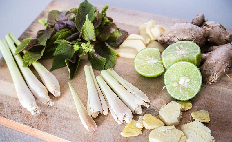 Dùng lá tía tô kết hợp ít chanh để xông hơi giúp thải độc da an toàn