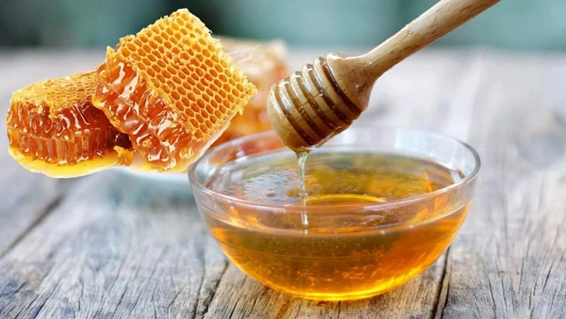 Nhiều người sử dụng mật ong để rửa mặt hằng ngày nhằm mục đích nâng cao sức đề kháng của da