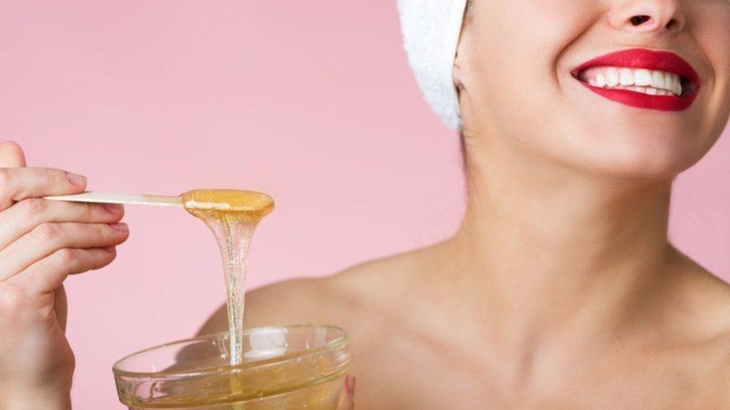 Mật ong được sử dụng nhiều trong chăm sóc da mặt bởi tính giữ ẩm, làm sạch và làm sáng da