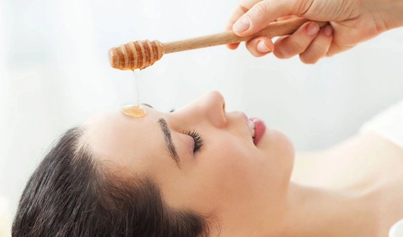 Rửa mặt bằng mật ong có tốt không? Câu trả lời là có tuy nhiên không được lạm dụng