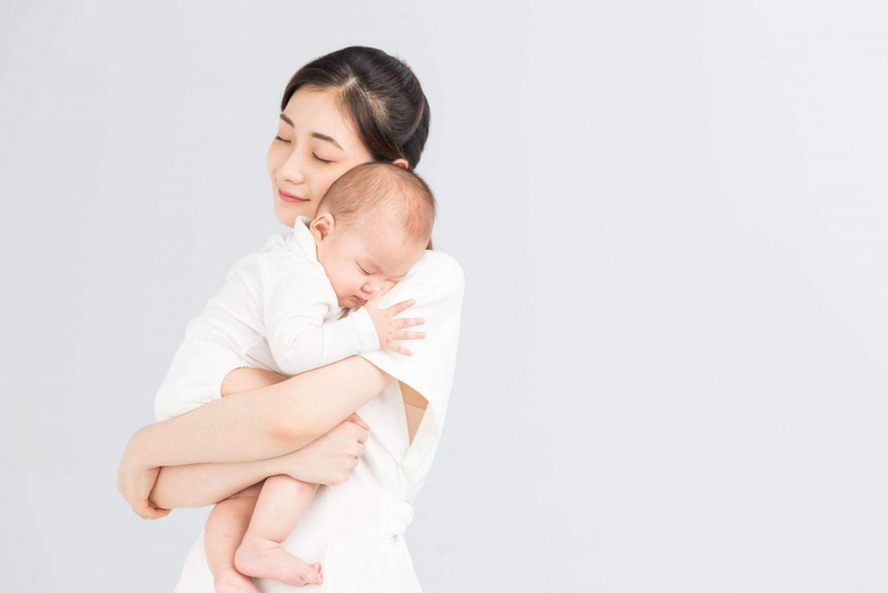 Hướng dẫn cách bế trẻ sơ sinh đúng kỹ thuật theo từng giai đoạn 3