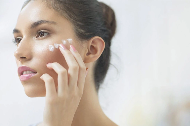 Sau khi lột da, bạn chỉ nên sử dụng một số loại mỹ phẩm và serum có thành phần tự nhiên, dịu nhẹ