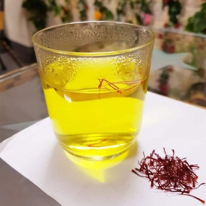 Nhụy hoa nghệ tây cùng nước ấm