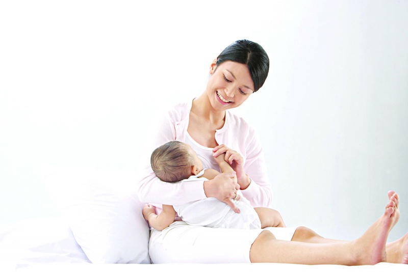Đối với trẻ chưa cai sữa mẹ cách giảm đau nhanh nhất là để trẻ bú mẹ