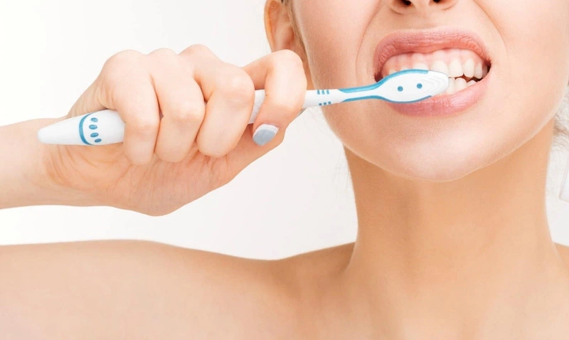 Vệ sinh răng miệng đúng cách để giảm đau và ngăn ngừa sâu răng khôn