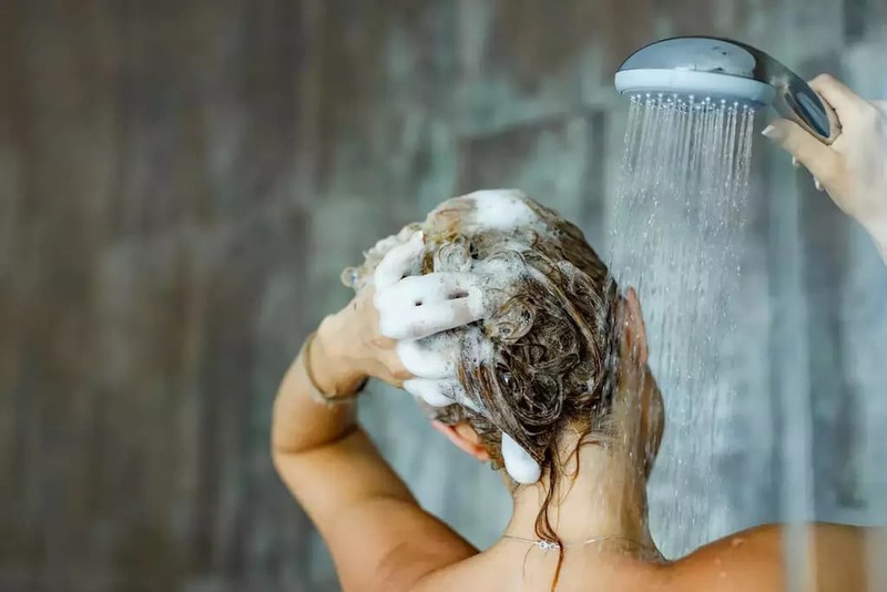 cách giữ màu tóc nhuộm tốt hơn là nên gội đầu bằng nước lạnh thay vì nước nóng