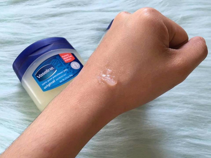 Hướng dẫn cách làm lông mày rậm bằng Vaseline2