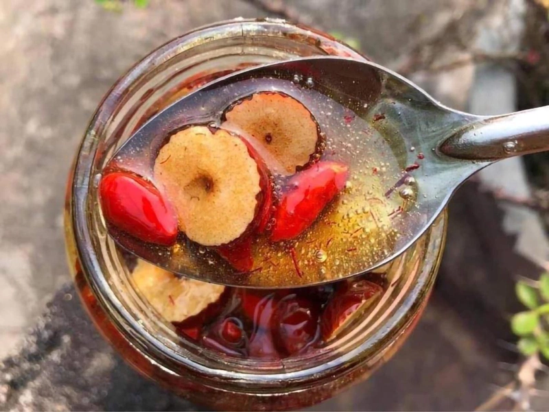 Uống nhụy hoa nghệ tây ngâm mật ong táo đỏ thường xuyên có thể bồi bổ cơ thể, ức chế bệnh tật tốt hơn