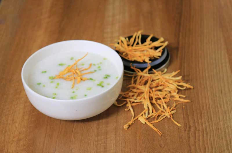 cháo đông trùng hạ thảo hầm với chim bồ câu 