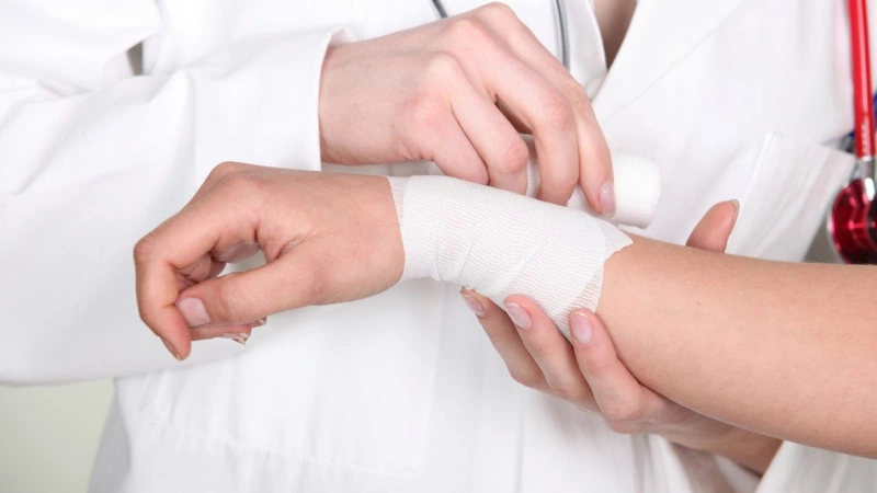 Sử dụng gạc y tế, khăn mặt, khăn tay, vải để che phủ tạm thời vết bỏng