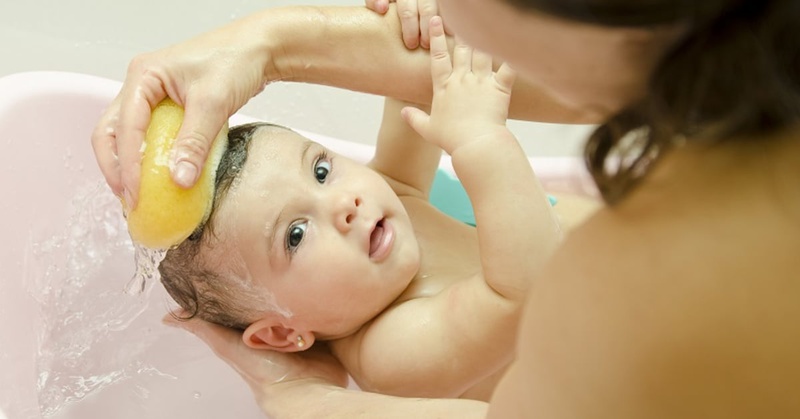 Hướng dẫn cách tắm cho trẻ sơ sinh chưa rụng rốn đúng chuẩn y khoa 3