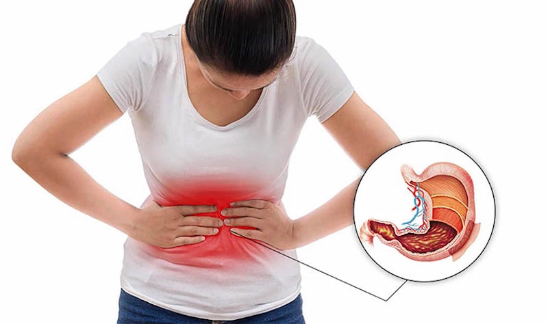 Đau dạ dày khiến phần bụng khó chịu, cơn đau có thể kéo dài tùy từng tình trạng