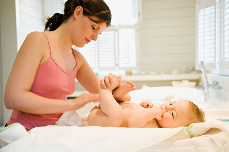 Trẻ sơ sinh gái cần được vệ sinh vùng kín đúng cách, sạch sẽ