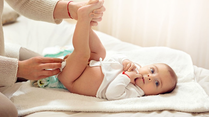 vệ sinh vùng kín cho trẻ sơ sinh gái từ trước ra sau để có thể đảm bảo rằng những vi khuẩn từ hậu môn không thể xâm nhập vào vùng kín của bé