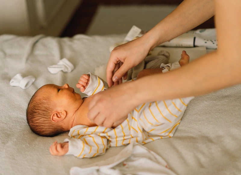 Hướng dẫn chi tiết cách mát xa mắt cho trẻ bị tắc tuyến lệ