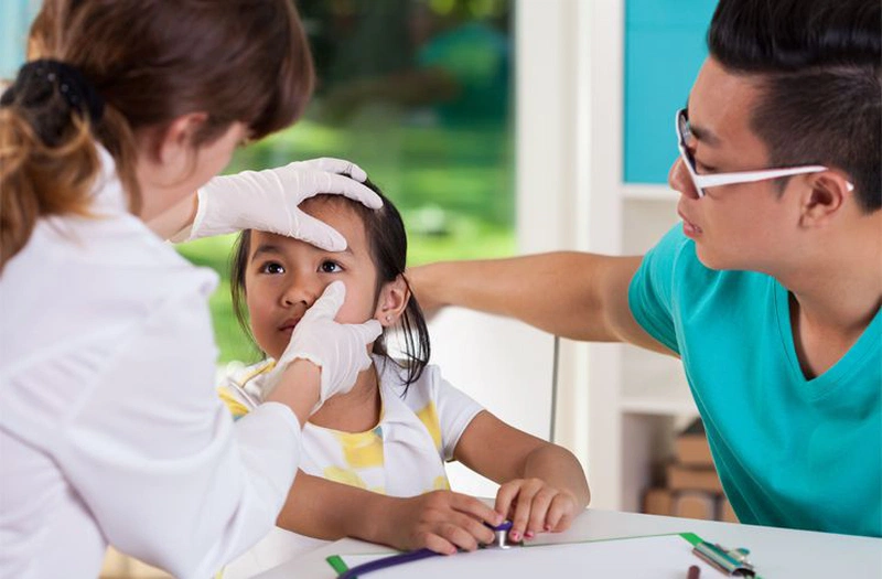 Hướng dẫn chi tiết cách mát xa mắt cho trẻ bị tắc tuyến lệ