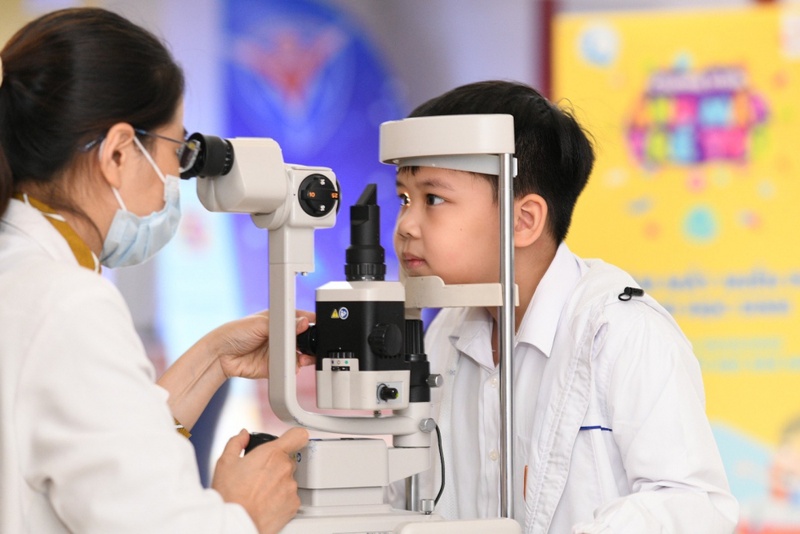 Hướng dẫn chi tiết cách mát xa mắt cho trẻ bị tắc tuyến lệ