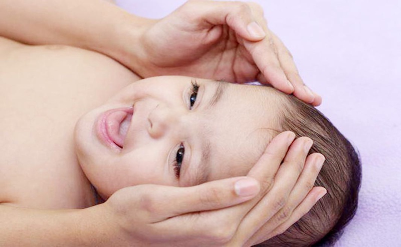 Hướng dẫn chi tiết cách mát xa mắt cho trẻ bị tắc tuyến lệ