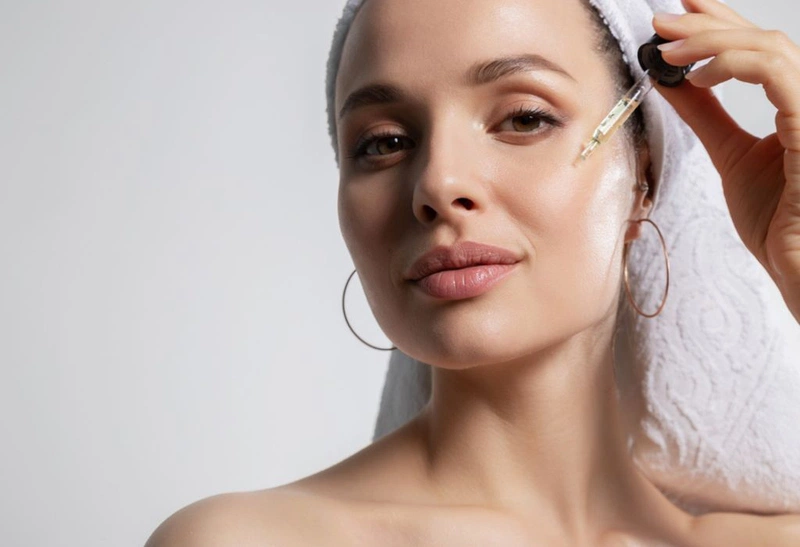 Sử dụng kem đặc trị chứa Retinoid, Hyaluronic Acid và Vitamin E