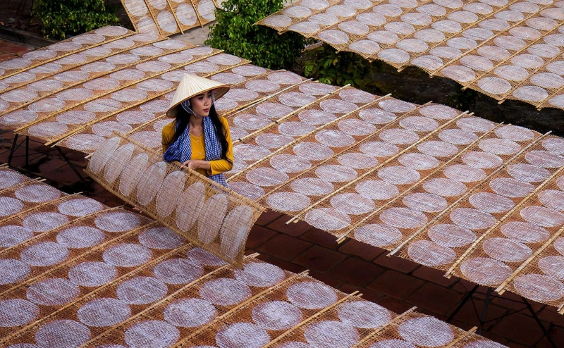 Đem phơi bánh tráng gạo lứt dưới ánh nắng tự nhiên như bánh tráng thường