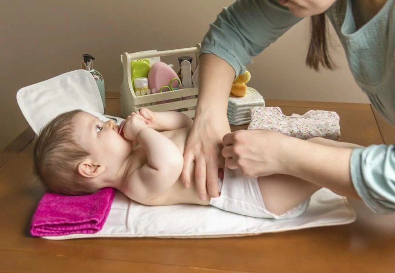 Hướng dẫn mẹ cách đóng bỉm cho trẻ sơ sinh chưa rụng rốn