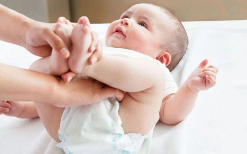 Hướng dẫn mẹ cách đóng bỉm cho trẻ sơ sinh chưa rụng rốn 3