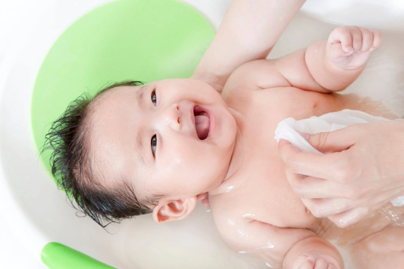Hướng dẫn mẹ cách pha nước tắm cho trẻ sơ sinh đúng chuẩn 1