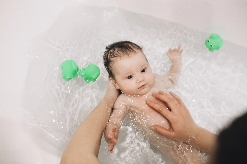 Hướng dẫn mẹ cách pha nước tắm cho trẻ sơ sinh đúng chuẩn