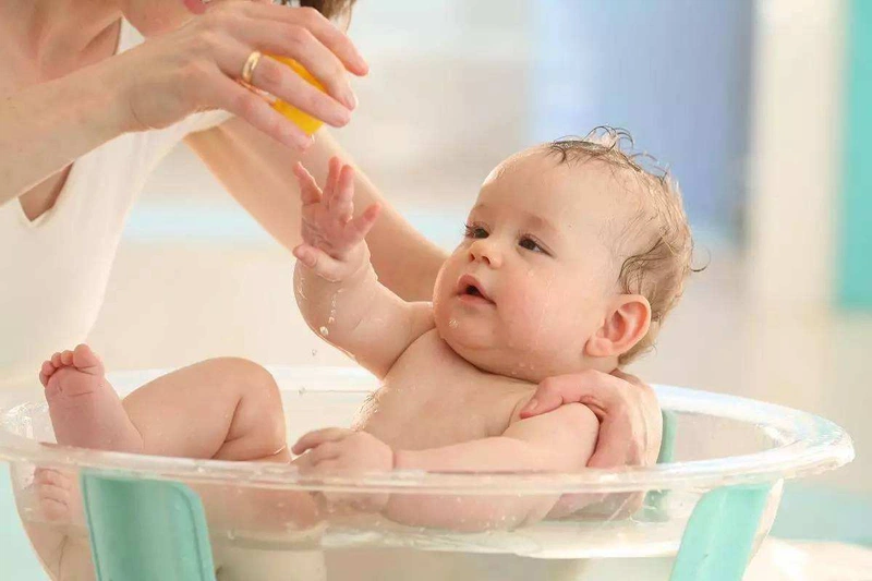 Hướng dẫn mẹ cách pha nước tắm cho trẻ sơ sinh đúng chuẩn 3