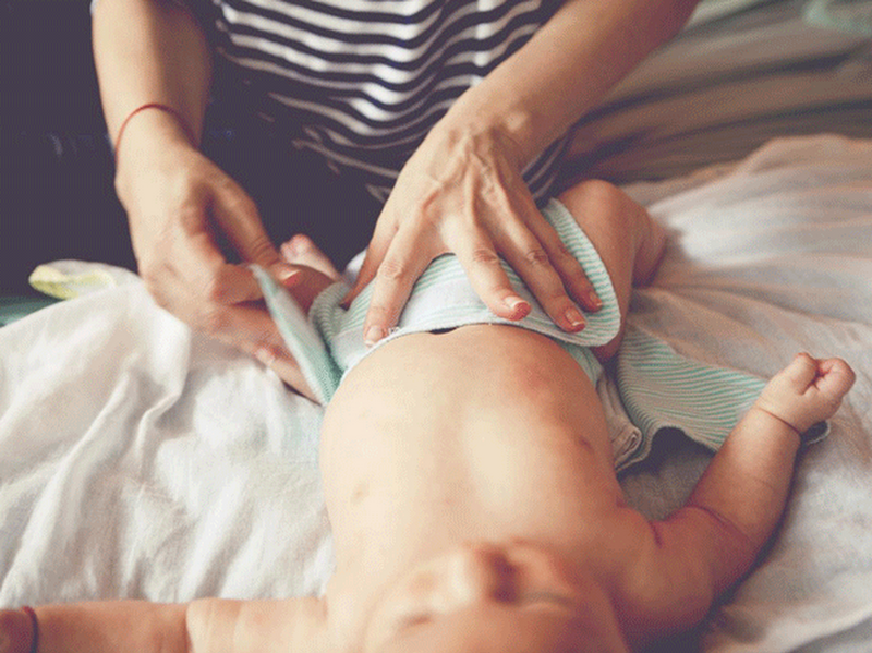Hướng dẫn mẹ cách thay tã vải cho trẻ sơ sinh đúng cách 2
