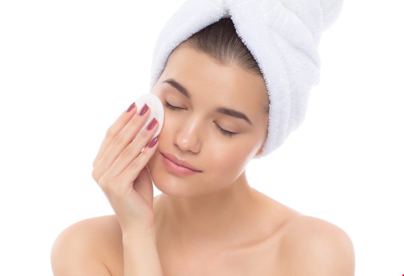 Lưu ý tẩy trang bằng nước tẩy trang kỹ trước khi rửa mặt để làm sạch sâu