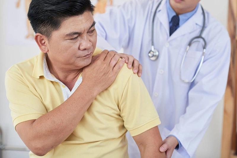 Đau vai là một trong những triệu chứng của trật khớp vai