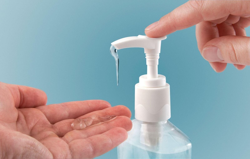 Dùng dung dịch sát khuẩn tay nhanh có chứa cồn hoặc xà phòng để sát khuẩn tay