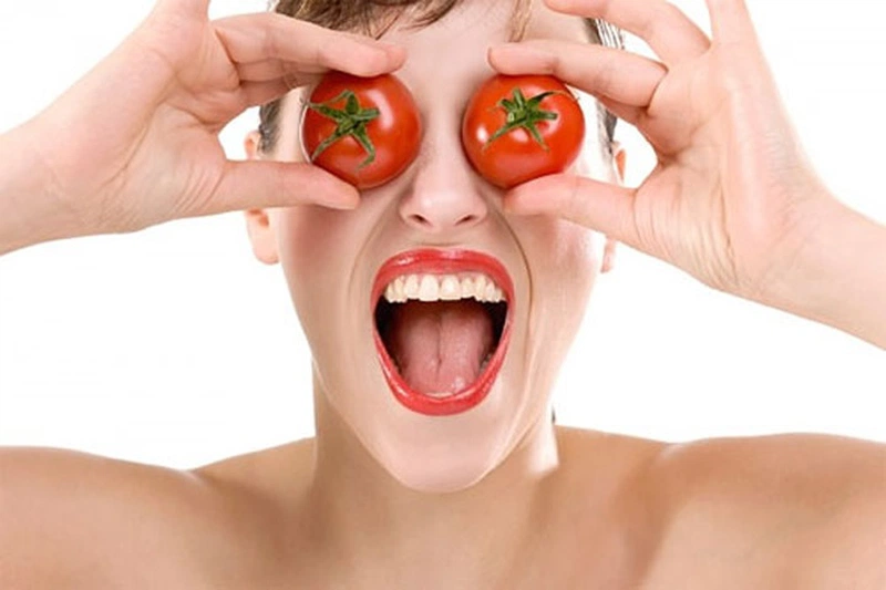 Cà chua chứa nhiều vitamin A, vitamin E, vitamin K, vitamin B6, và đặc biệt là vitamin C giúp trị thâm quầng mắt cực kì hiệu quả
