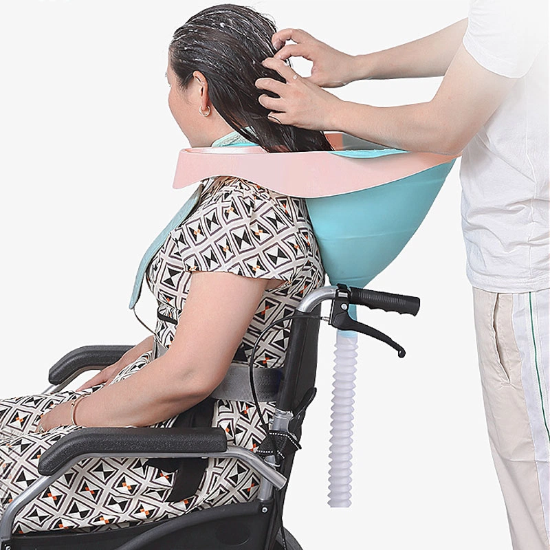 Bà bầu có thể nhờ sự hỗ trợ của người thân để gội đầu