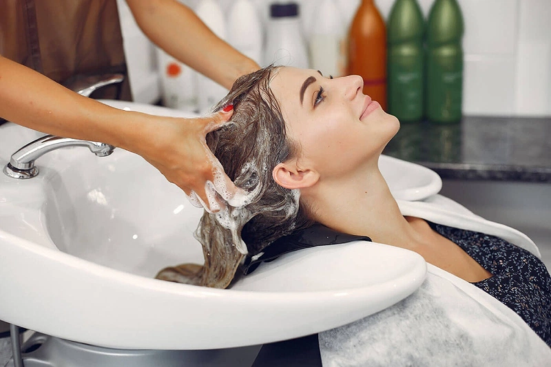 Tư thế gội đầu nằm ngửa là tư thế tạo sự thoải mái nhất cho bà bầu