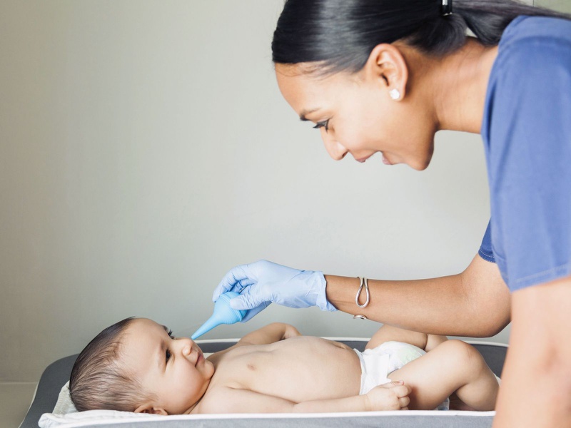 Lưu ý quan trọng ba mẹ cần biết khi rửa mũi cho bé