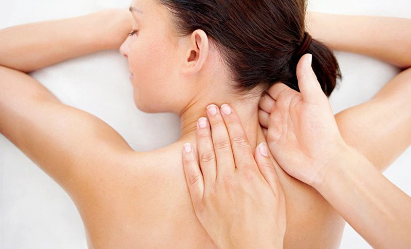 Cần lựa chọn tư thế thoải mái và tìm kiếm bác sĩ có tay nghề bấm huyệt tốt