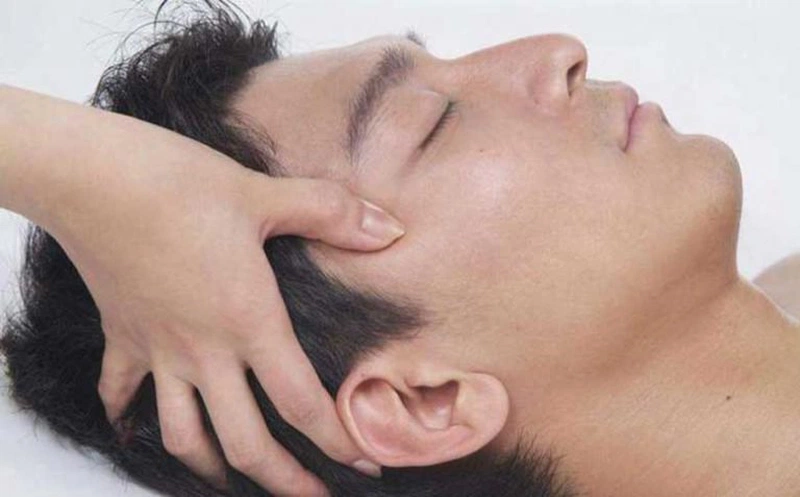 Thư giãn huyệt thái dương bằng biện pháp bấm huyệt sẽ hỗ trợ hạn chế nhức mỏi mắt, đâu đầu,...