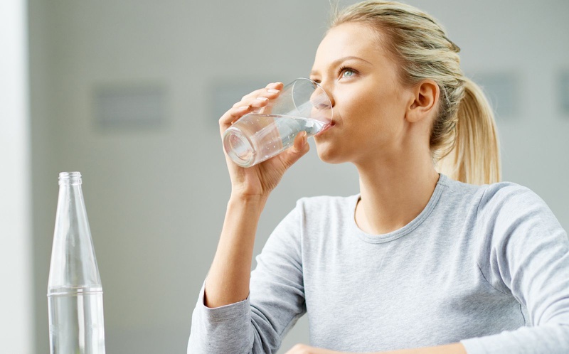 Uống đủ nước giúp tăng cường hidrat hóa tế bào