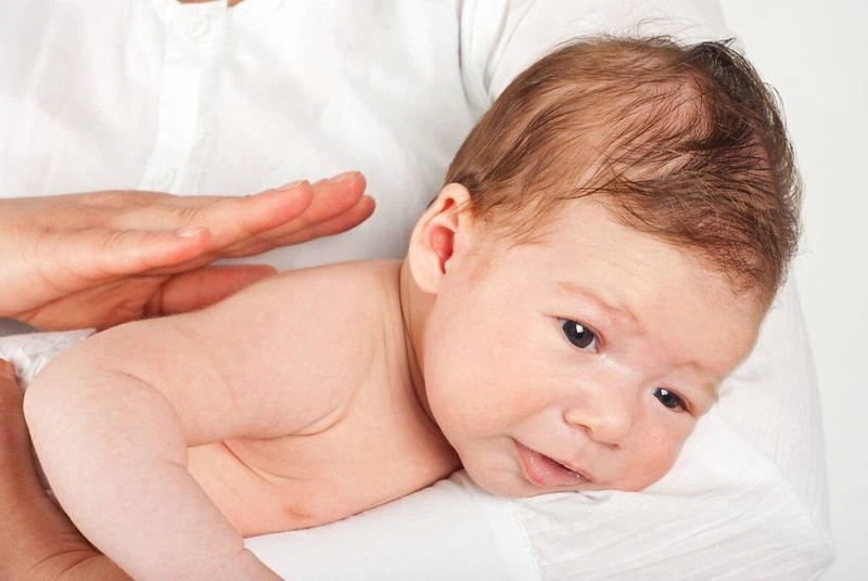 Trẻ sơ sinh bị nôn trớ ra dịch màu vàng có nguy hiểm không? 4