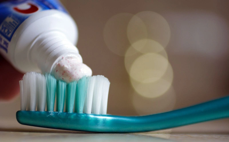 Tác hại của việc dùng kem đánh răng giả