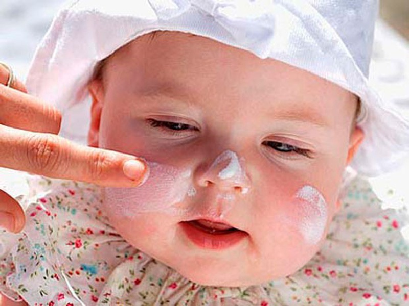 Cách chăm sóc trẻ bị chàm bội nhiễm tại nhà 2